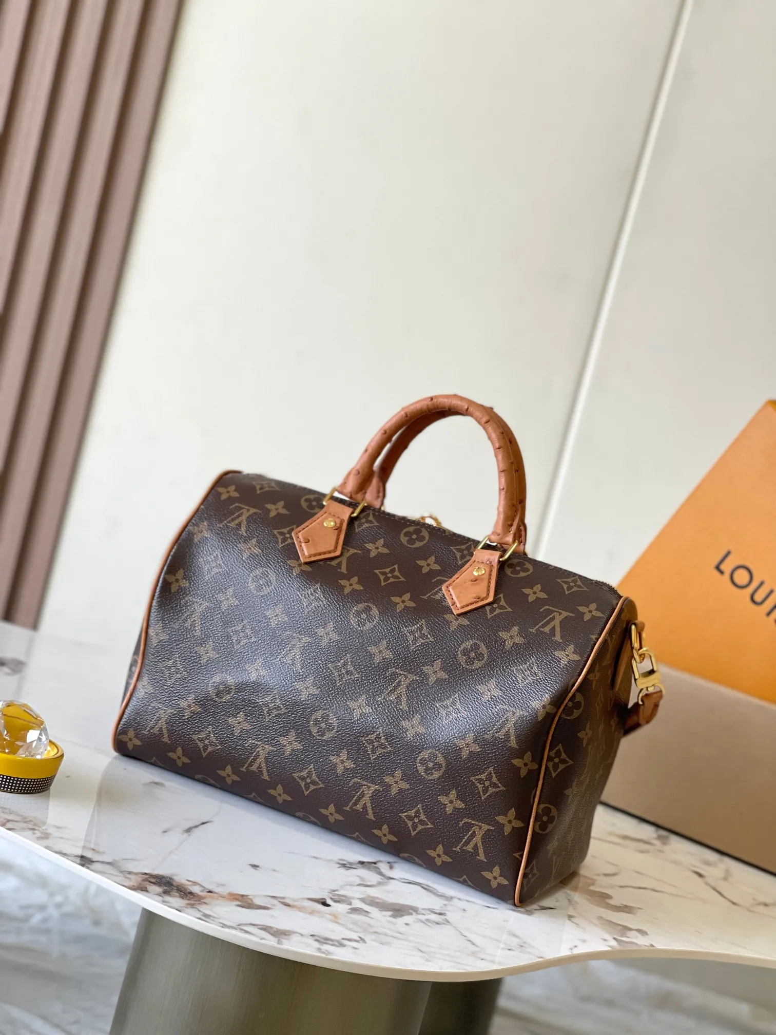 💰2800 [Special grade MB chip version original leather] Speedy Soft 30 Dark handbag becomes a good travel companion with its eye-catching style. Model: M87212 presbyopia dynamic chip version Material: A-grade all-steel hardware, imported original fabric Packaging: full set of original factory duty-free MB packaging Size: 30*21*17CM