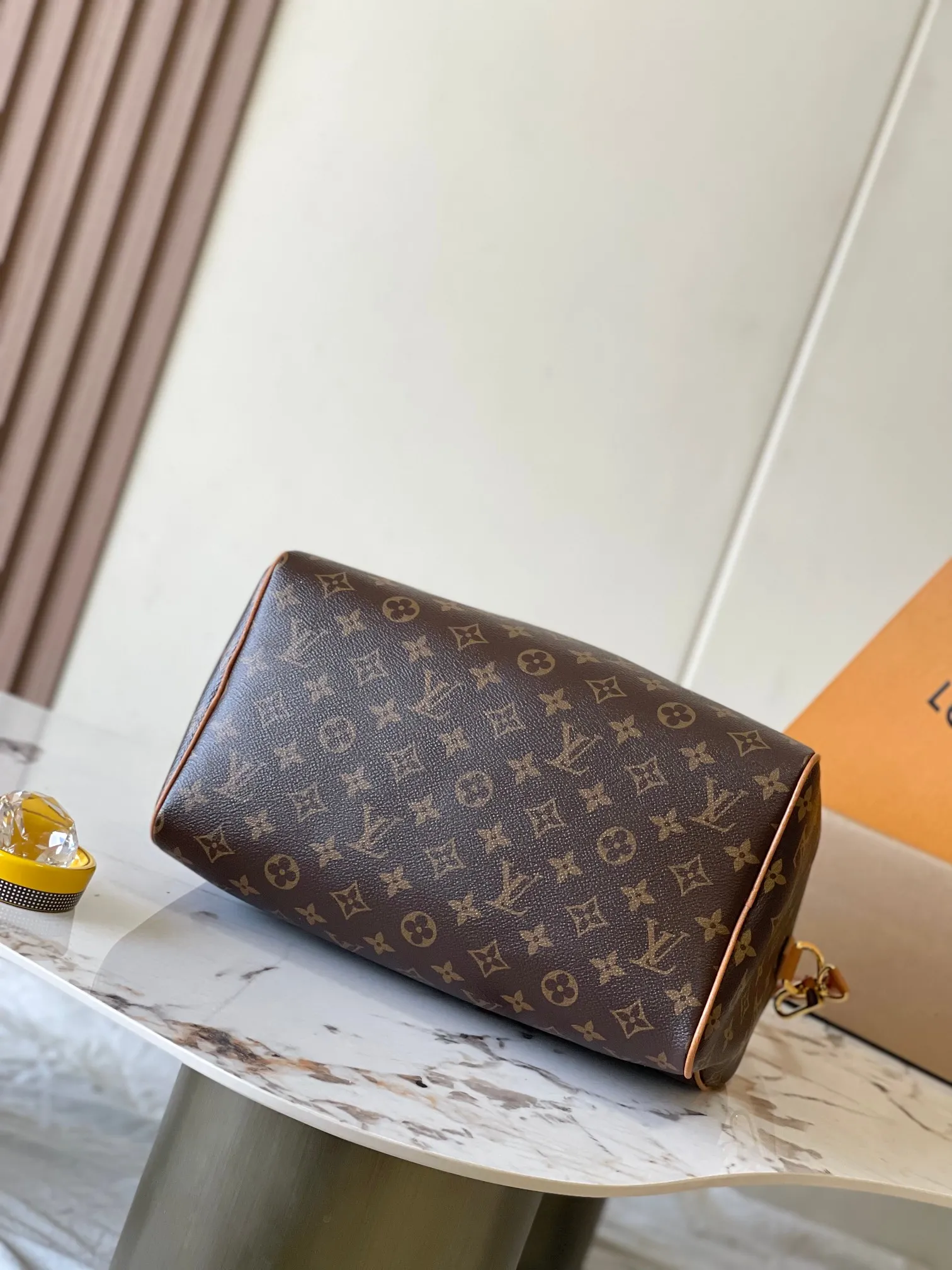 💰2800 [Special grade MB chip version original leather] Speedy Soft 30 Dark handbag becomes a good travel companion with its eye-catching style. Model: M87212 presbyopia dynamic chip version Material: A-grade all-steel hardware, imported original fabric Packaging: full set of original factory duty-free MB packaging Size: 30*21*17CM