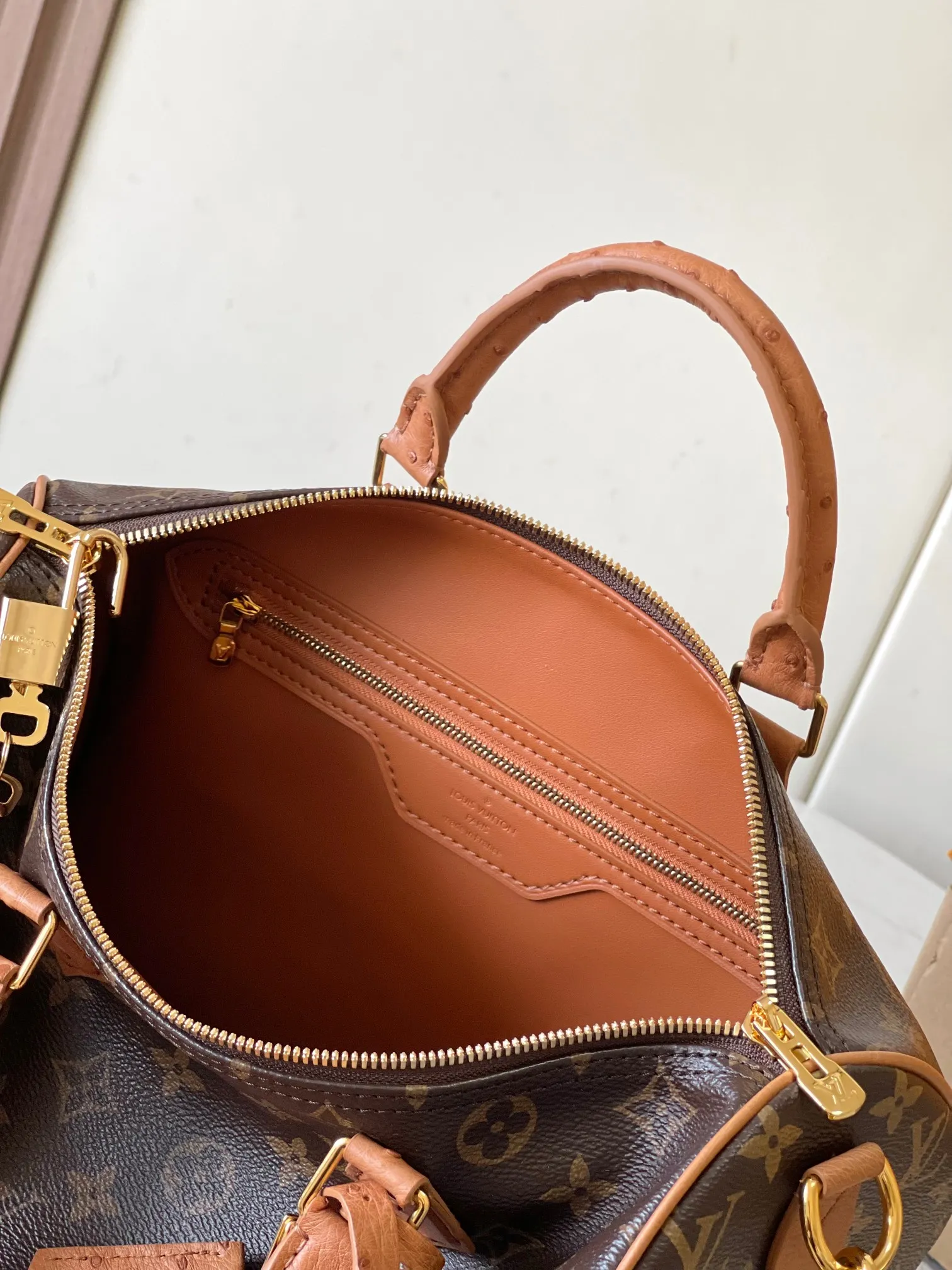💰2800 [Special grade MB chip version original leather] Speedy Soft 30 Dark handbag becomes a good travel companion with its eye-catching style. Model: M87212 presbyopia dynamic chip version Material: A-grade all-steel hardware, imported original fabric Packaging: full set of original factory duty-free MB packaging Size: 30*21*17CM