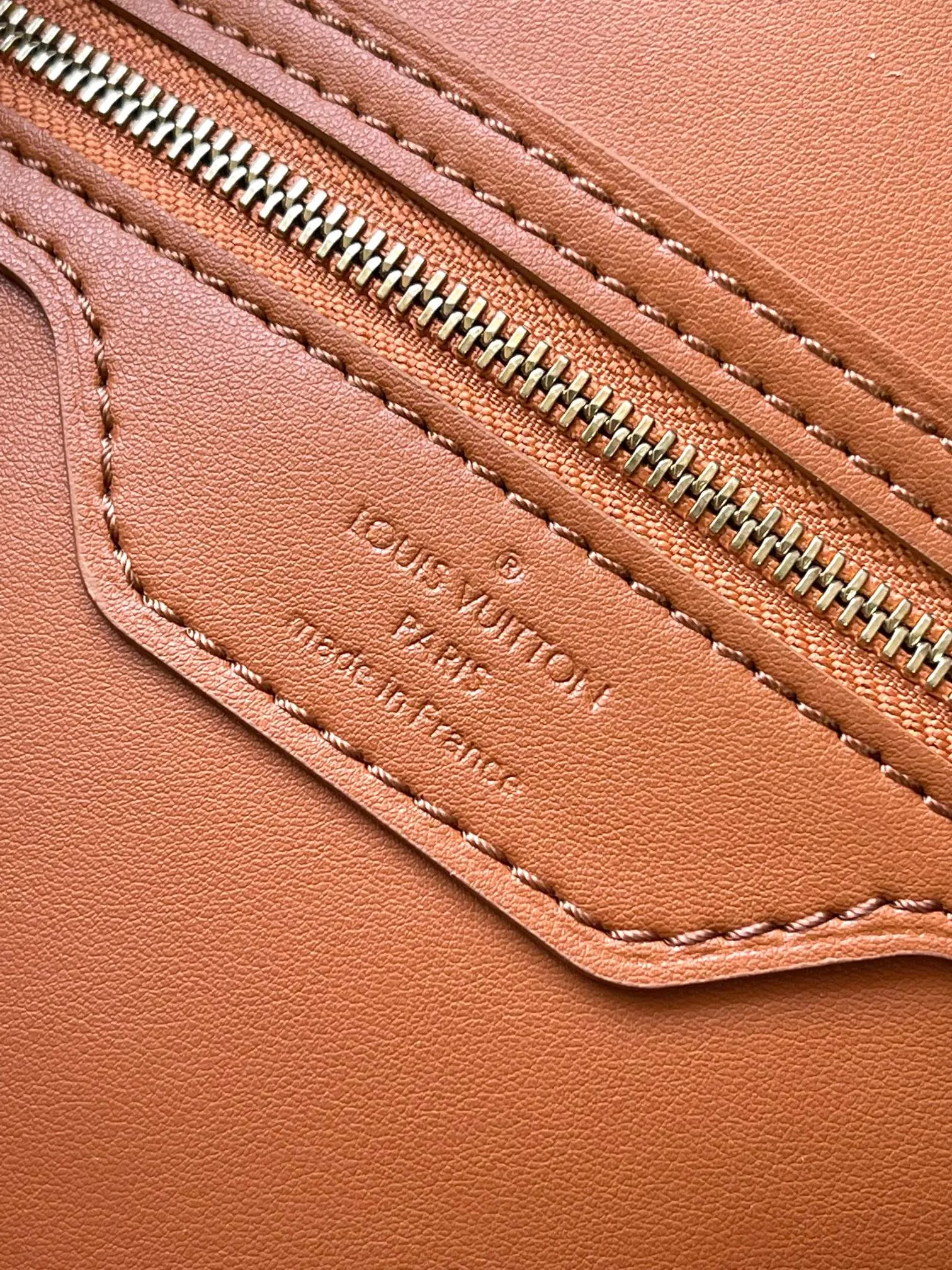💰2800 [Special grade MB chip version original leather] Speedy Soft 30 Dark handbag becomes a good travel companion with its eye-catching style. Model: M87212 presbyopia dynamic chip version Material: A-grade all-steel hardware, imported original fabric Packaging: full set of original factory duty-free MB packaging Size: 30*21*17CM