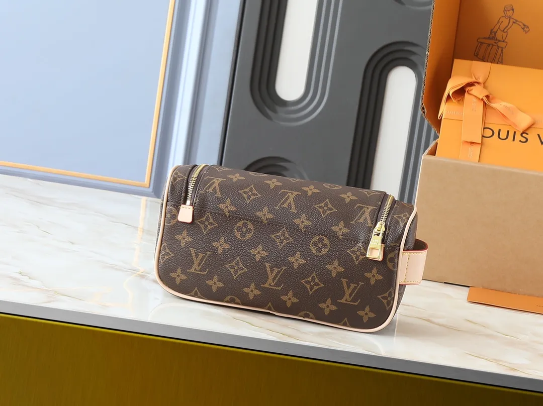 💰200💰Upgraded from the original M11510. This toiletry bag is made of Damier Graphite canvas, which has a rugged feel. The practical elastic lining keeps the bottle upright. Dimensions: 20 x 9.3 x 28 cm (height x width x length)