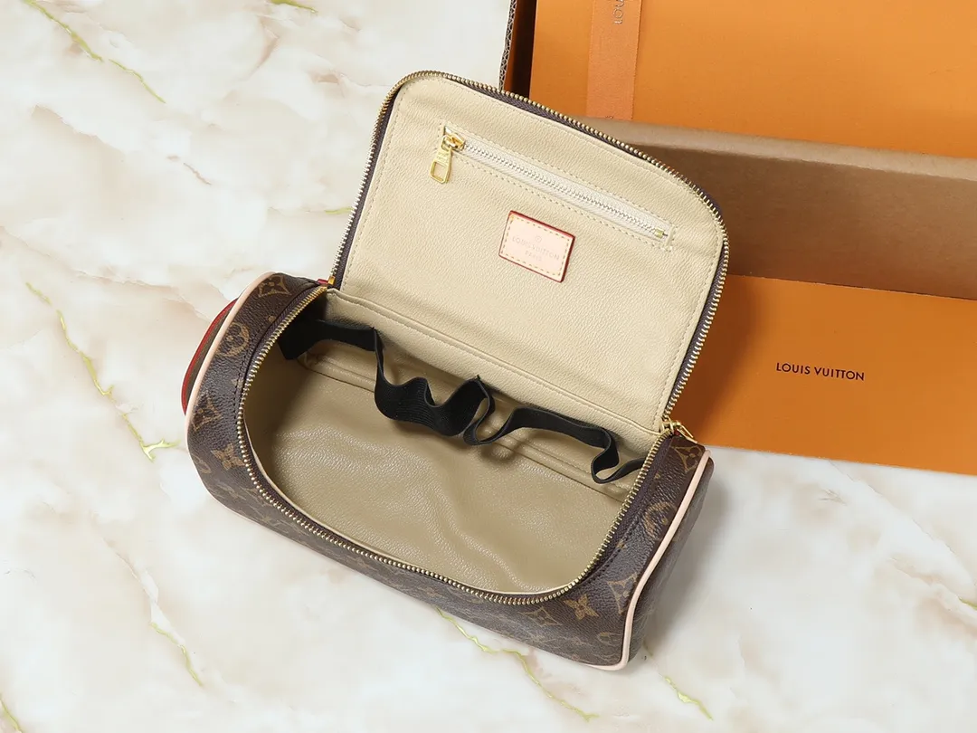 💰200💰Upgraded from the original M11510. This toiletry bag is made of Damier Graphite canvas, which has a rugged feel. The practical elastic lining keeps the bottle upright. Dimensions: 20 x 9.3 x 28 cm (height x width x length)