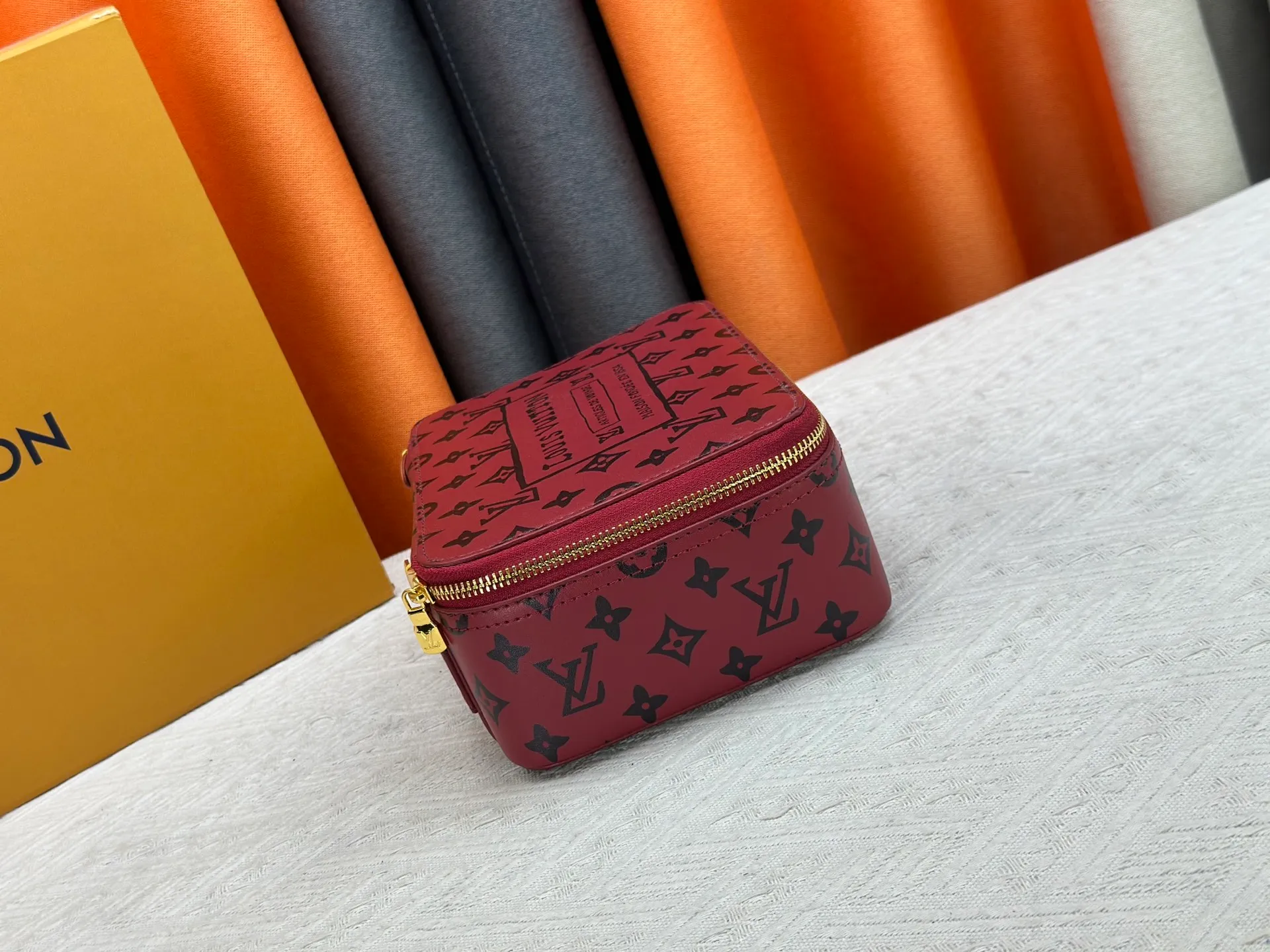 P220 upgrades the original M43690 M15193 large burgundy M25789 medium burgundy jewelry box to meet the modern style travel jewelry box. Presbyopia storage box cosmetic bag box jewelry box, elegant red microfiber lining, this exquisite and elegant Monogram treasure can safely store earrings, necklaces, bracelets and rings. The size is large 34.0×22.0×8.5, medium 22.4x14x8.5,