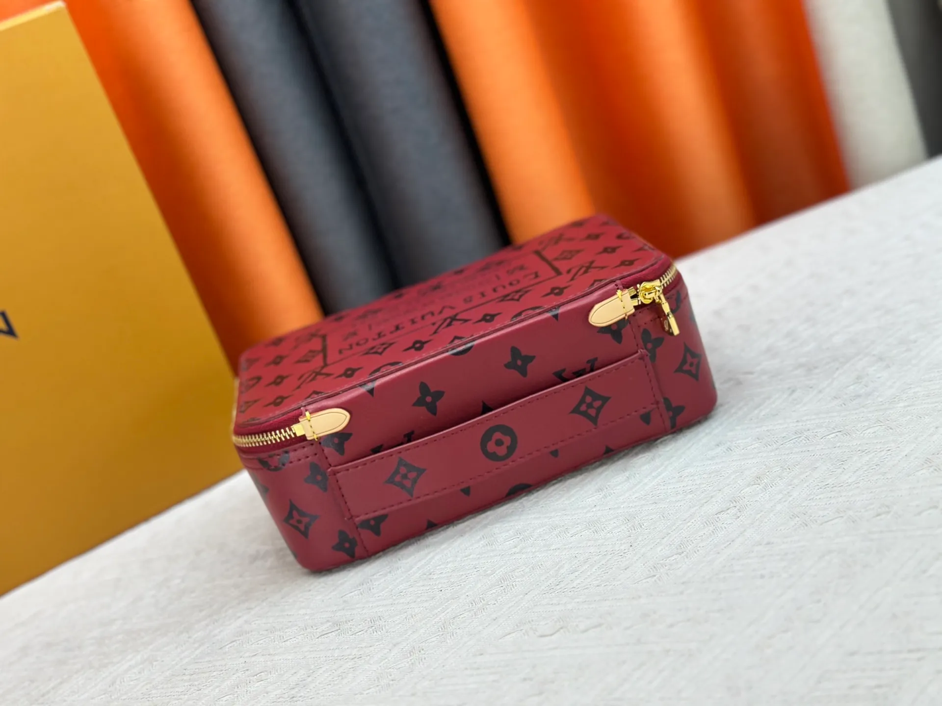 P220 upgrades the original M43690 M15193 large burgundy M25789 medium burgundy jewelry box to meet the modern style travel jewelry box. Presbyopia storage box cosmetic bag box jewelry box, elegant red microfiber lining, this exquisite and elegant Monogram treasure can safely store earrings, necklaces, bracelets and rings. The size is large 34.0×22.0×8.5, medium 22.4x14x8.5,