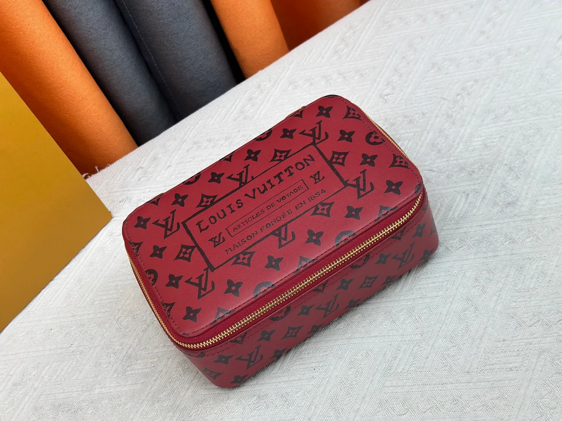 P220 upgrades the original M43690 M15193 large burgundy M25789 medium burgundy jewelry box to meet the modern style travel jewelry box. Presbyopia storage box cosmetic bag box jewelry box, elegant red microfiber lining, this exquisite and elegant Monogram treasure can safely store earrings, necklaces, bracelets and rings. The size is large 34.0×22.0×8.5, medium 22.4x14x8.5,
