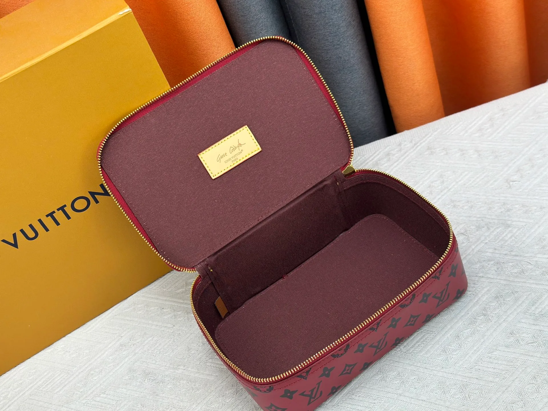P220 upgrades the original M43690 M15193 large burgundy M25789 medium burgundy jewelry box to meet the modern style travel jewelry box. Presbyopia storage box cosmetic bag box jewelry box, elegant red microfiber lining, this exquisite and elegant Monogram treasure can safely store earrings, necklaces, bracelets and rings. The size is large 34.0×22.0×8.5, medium 22.4x14x8.5,