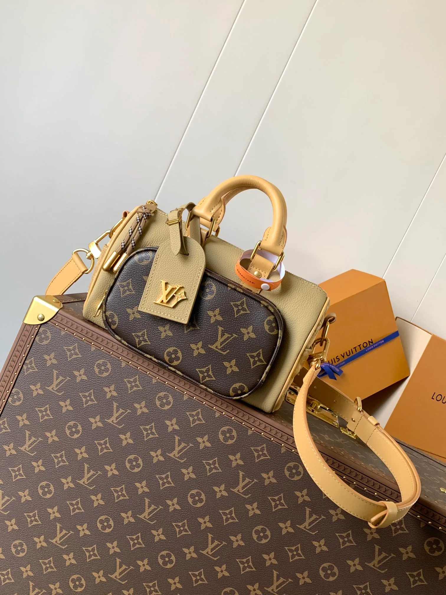 💰1080 (top-grain leather) top-quality original M12627 khaki top-quality original transcoding chip [KEEPALL BANDOULIÈRE 25 Handbag] This Keepall Bandoulière 25 handbag is made of grain leather with suede details and aged-effect metal parts. The Monogram canvas outer bag is opened with a cord zipper, making it easy to access and place your belongings. Removable and adjustable leather shoulder strap provides comfortable shoulder carrying experience.  Dimensions: 15 x 11 x 25 cm.