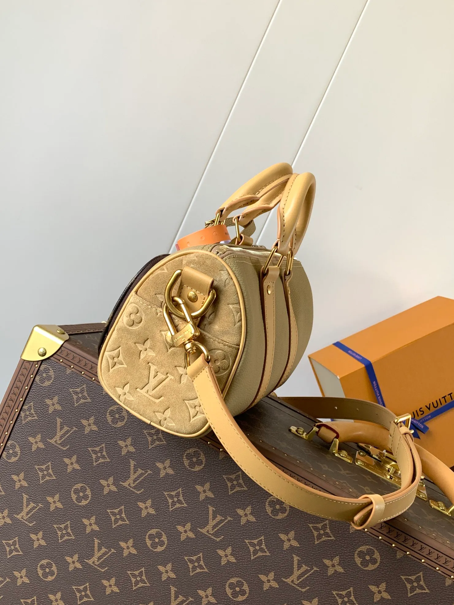💰1080 (top-grain leather) top-quality original M12627 khaki top-quality original transcoding chip [KEEPALL BANDOULIÈRE 25 Handbag] This Keepall Bandoulière 25 handbag is made of grain leather with suede details and aged-effect metal parts. The Monogram canvas outer bag is opened with a cord zipper, making it easy to access and place your belongings. Removable and adjustable leather shoulder strap provides comfortable shoulder carrying experience.  Dimensions: 15 x 11 x 25 cm.
