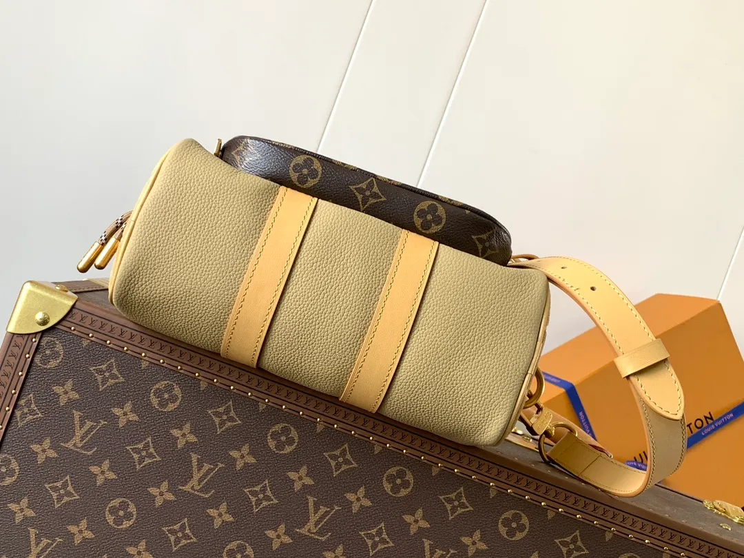 💰1080 (top-grain leather) top-quality original M12627 khaki top-quality original transcoding chip [KEEPALL BANDOULIÈRE 25 Handbag] This Keepall Bandoulière 25 handbag is made of grain leather with suede details and aged-effect metal parts. The Monogram canvas outer bag is opened with a cord zipper, making it easy to access and place your belongings. Removable and adjustable leather shoulder strap provides comfortable shoulder carrying experience.  Dimensions: 15 x 11 x 25 cm.
