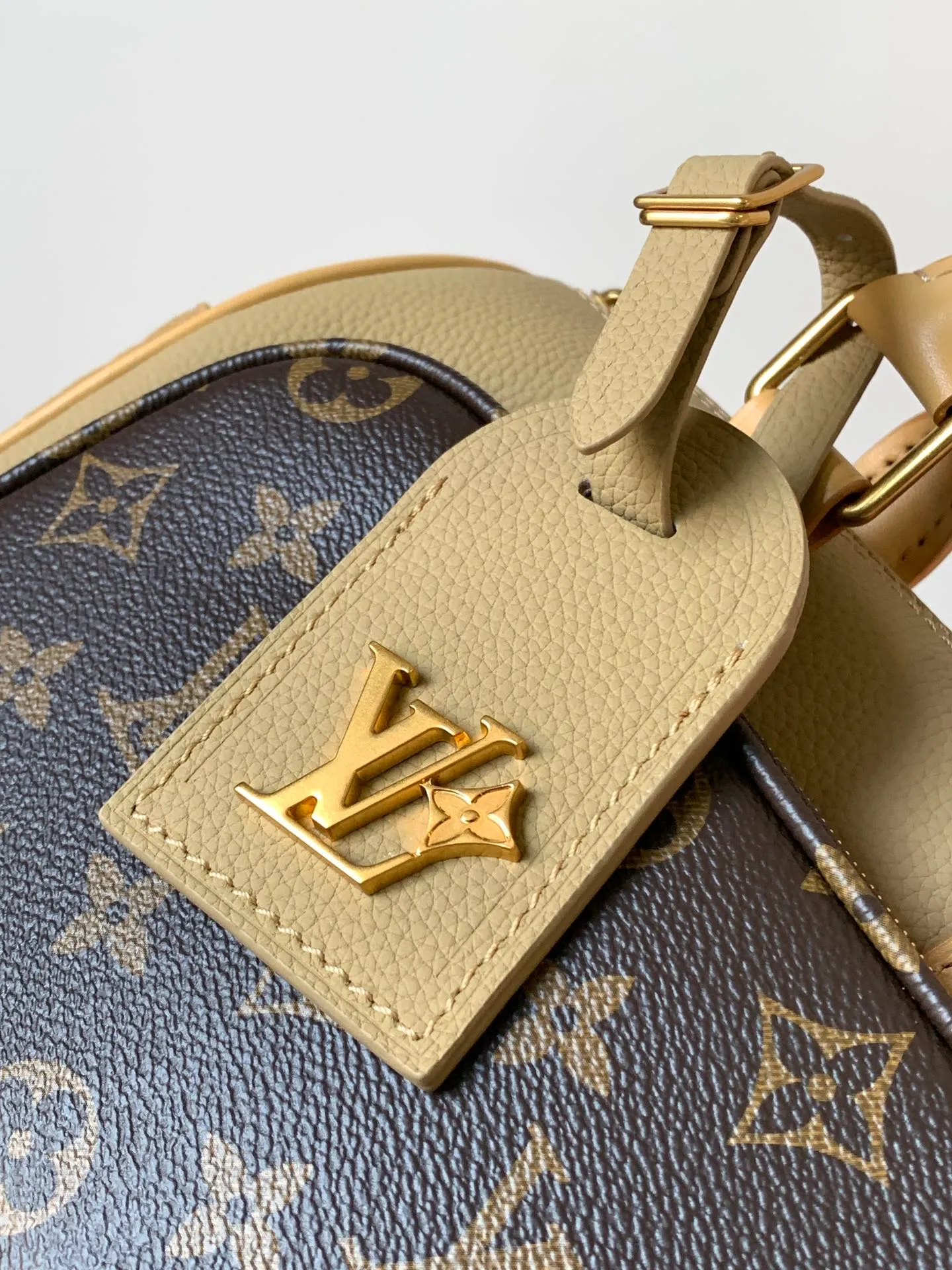 💰1080 (top-grain leather) top-quality original M12627 khaki top-quality original transcoding chip [KEEPALL BANDOULIÈRE 25 Handbag] This Keepall Bandoulière 25 handbag is made of grain leather with suede details and aged-effect metal parts. The Monogram canvas outer bag is opened with a cord zipper, making it easy to access and place your belongings. Removable and adjustable leather shoulder strap provides comfortable shoulder carrying experience.  Dimensions: 15 x 11 x 25 cm.