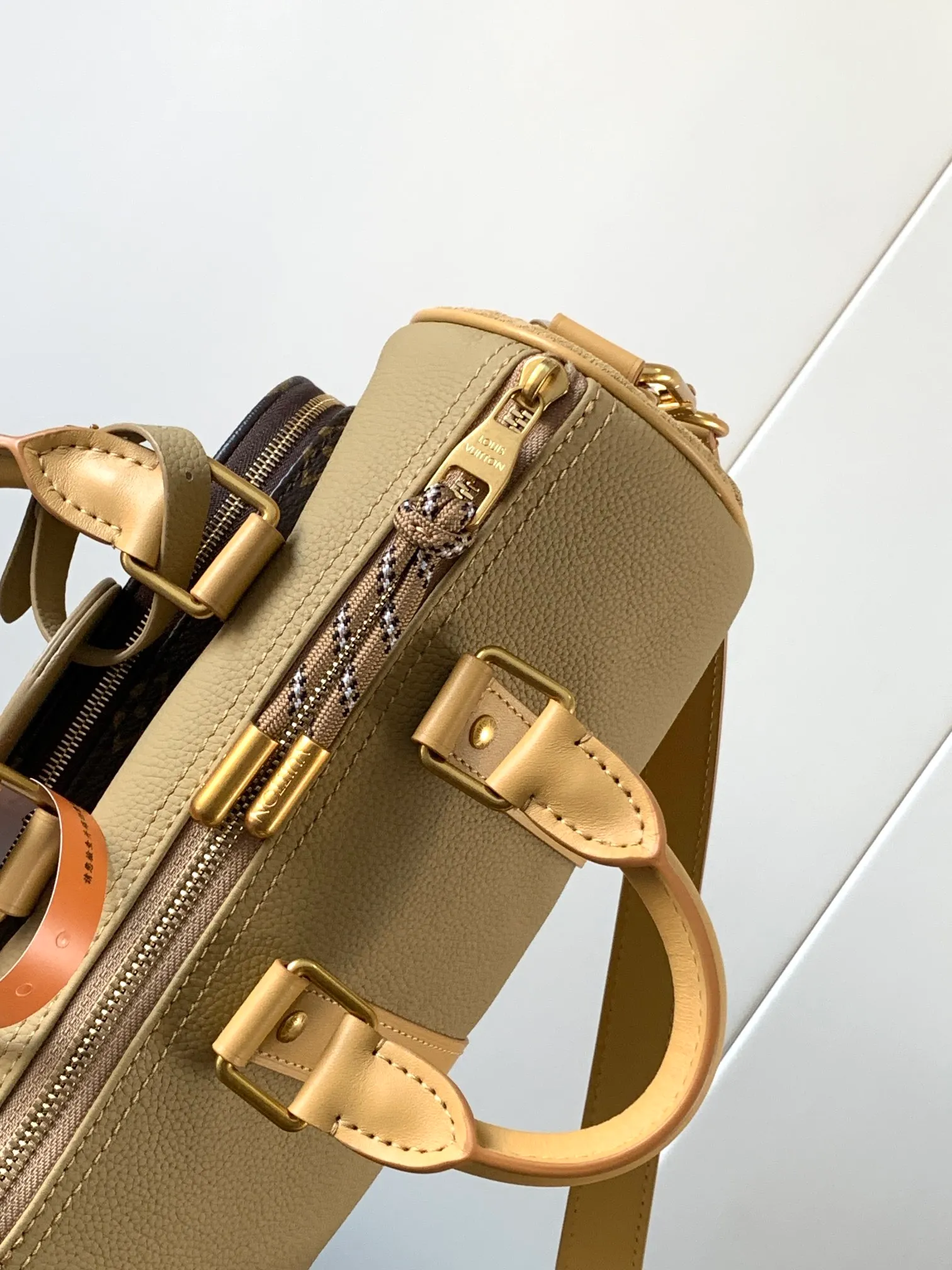 💰1080 (top-grain leather) top-quality original M12627 khaki top-quality original transcoding chip [KEEPALL BANDOULIÈRE 25 Handbag] This Keepall Bandoulière 25 handbag is made of grain leather with suede details and aged-effect metal parts. The Monogram canvas outer bag is opened with a cord zipper, making it easy to access and place your belongings. Removable and adjustable leather shoulder strap provides comfortable shoulder carrying experience.  Dimensions: 15 x 11 x 25 cm.