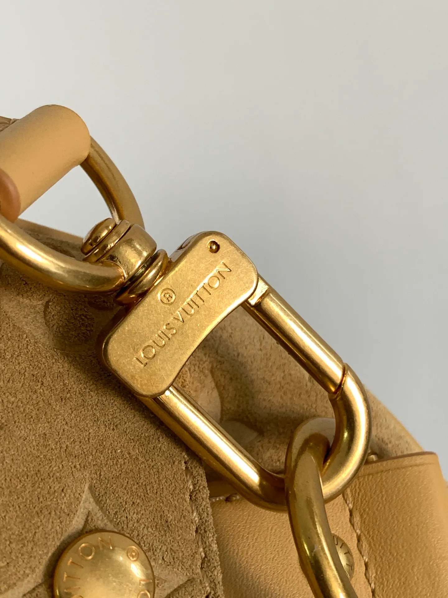 💰1080 (top-grain leather) top-quality original M12627 khaki top-quality original transcoding chip [KEEPALL BANDOULIÈRE 25 Handbag] This Keepall Bandoulière 25 handbag is made of grain leather with suede details and aged-effect metal parts. The Monogram canvas outer bag is opened with a cord zipper, making it easy to access and place your belongings. Removable and adjustable leather shoulder strap provides comfortable shoulder carrying experience.  Dimensions: 15 x 11 x 25 cm.