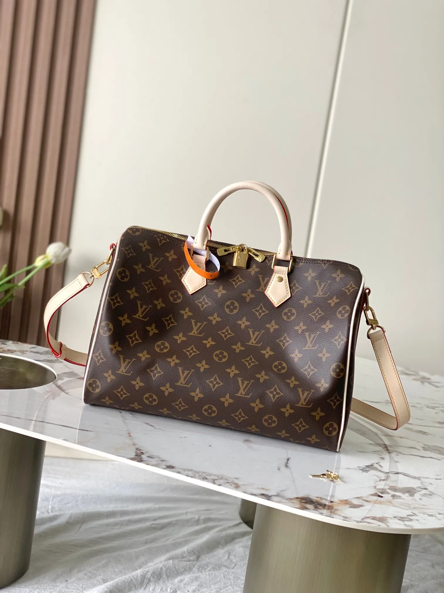 💰840 Top original model 41111 flower SPEEDY 35 handbag Made of Damier Ebène canvas, the Speedy 35 handbag has a classic shape and exudes timeless elegance. The multi-functional shoulder strap can be used for hand carry, shoulder or cross-body wear, flexible and convenient. Size: 35x23x18cm