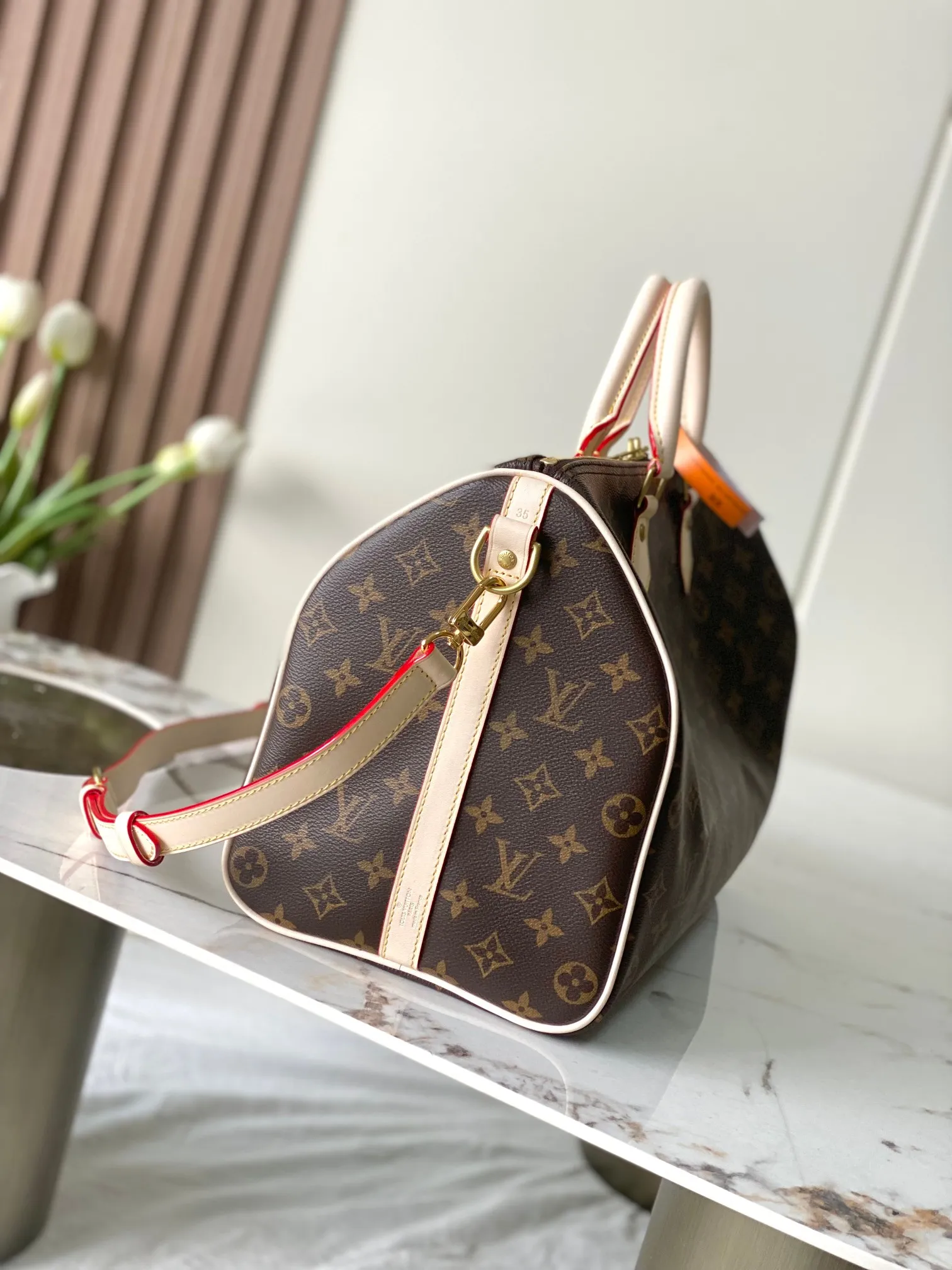 💰840 Top original model 41111 flower SPEEDY 35 handbag Made of Damier Ebène canvas, the Speedy 35 handbag has a classic shape and exudes timeless elegance. The multi-functional shoulder strap can be used for hand carry, shoulder or cross-body wear, flexible and convenient. Size: 35x23x18cm