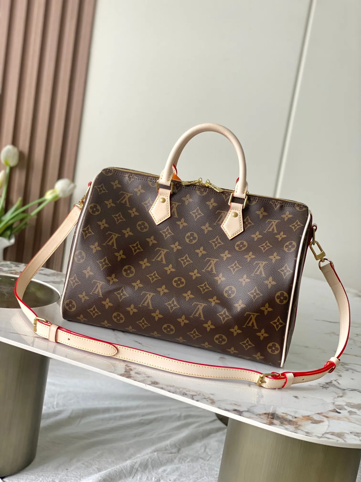 💰840 Top original model 41111 flower SPEEDY 35 handbag Made of Damier Ebène canvas, the Speedy 35 handbag has a classic shape and exudes timeless elegance. The multi-functional shoulder strap can be used for hand carry, shoulder or cross-body wear, flexible and convenient. Size: 35x23x18cm