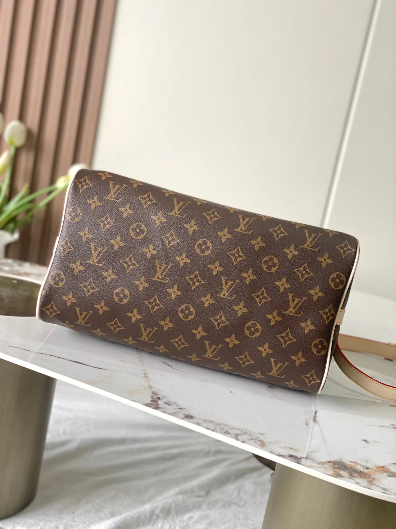 💰840 Top original model 41111 flower SPEEDY 35 handbag Made of Damier Ebène canvas, the Speedy 35 handbag has a classic shape and exudes timeless elegance. The multi-functional shoulder strap can be used for hand carry, shoulder or cross-body wear, flexible and convenient. Size: 35x23x18cm