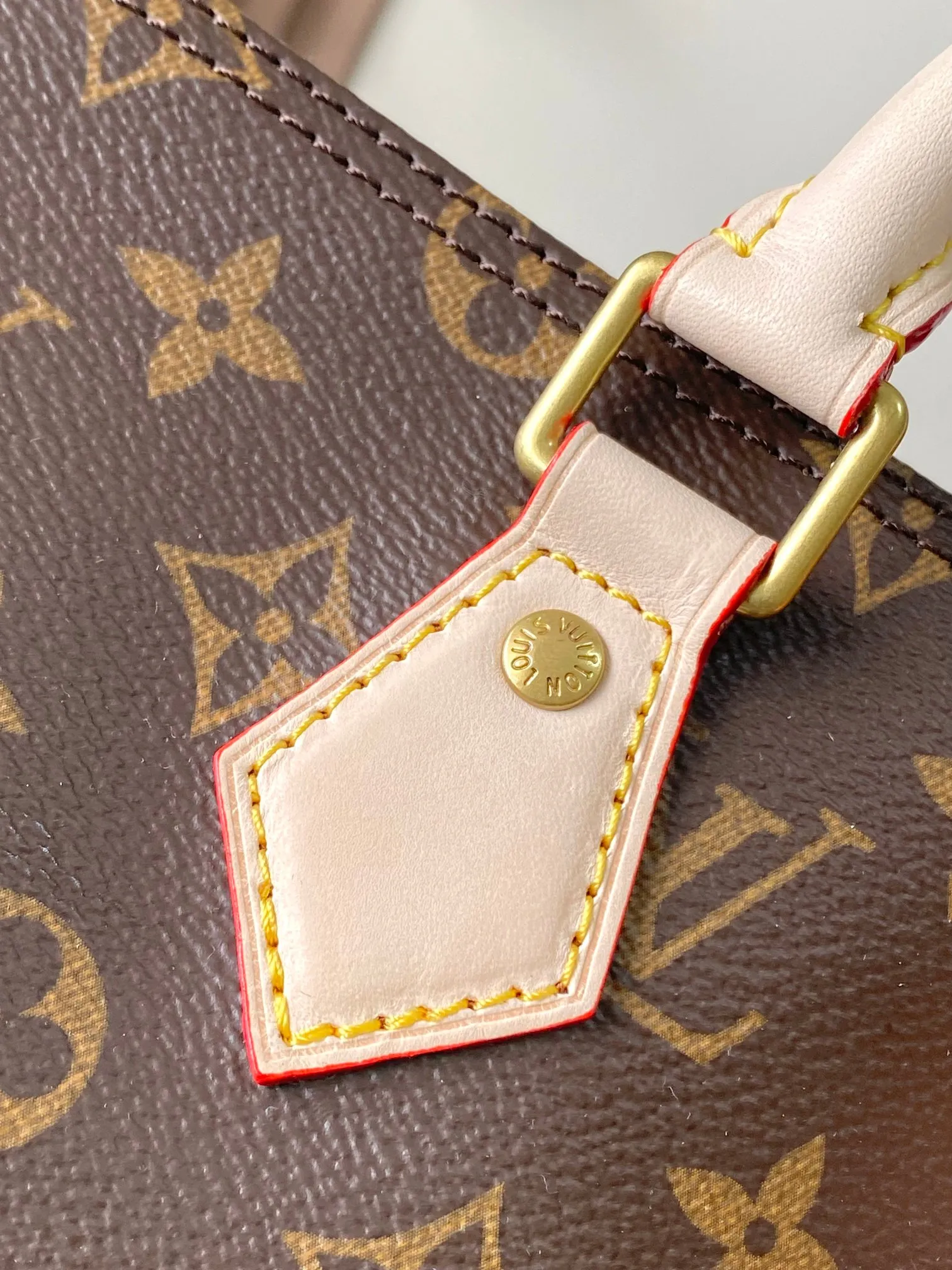 💰840 Top original model 41111 flower SPEEDY 35 handbag Made of Damier Ebène canvas, the Speedy 35 handbag has a classic shape and exudes timeless elegance. The multi-functional shoulder strap can be used for hand carry, shoulder or cross-body wear, flexible and convenient. Size: 35x23x18cm