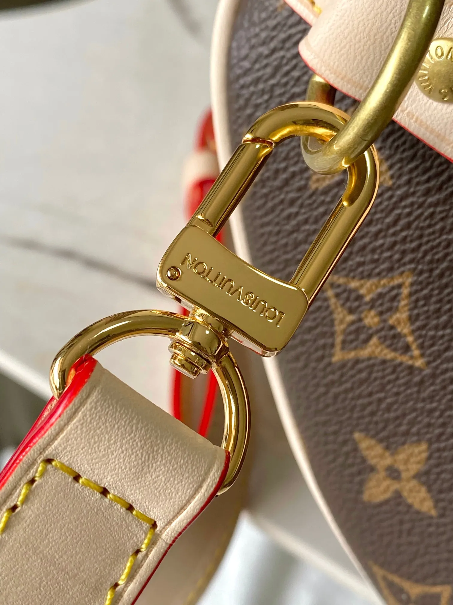 💰840 Top original model 41111 flower SPEEDY 35 handbag Made of Damier Ebène canvas, the Speedy 35 handbag has a classic shape and exudes timeless elegance. The multi-functional shoulder strap can be used for hand carry, shoulder or cross-body wear, flexible and convenient. Size: 35x23x18cm