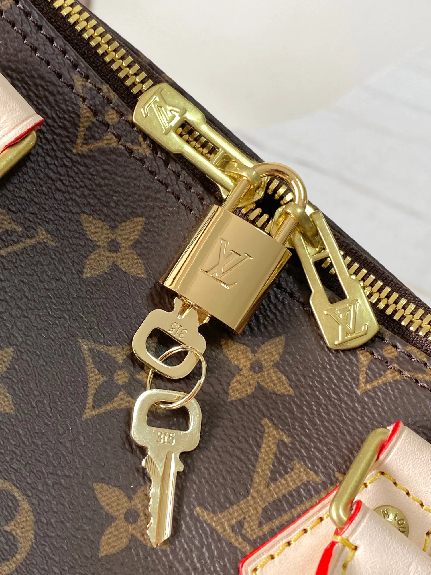 💰840 Top original model 41111 flower SPEEDY 35 handbag Made of Damier Ebène canvas, the Speedy 35 handbag has a classic shape and exudes timeless elegance. The multi-functional shoulder strap can be used for hand carry, shoulder or cross-body wear, flexible and convenient. Size: 35x23x18cm
