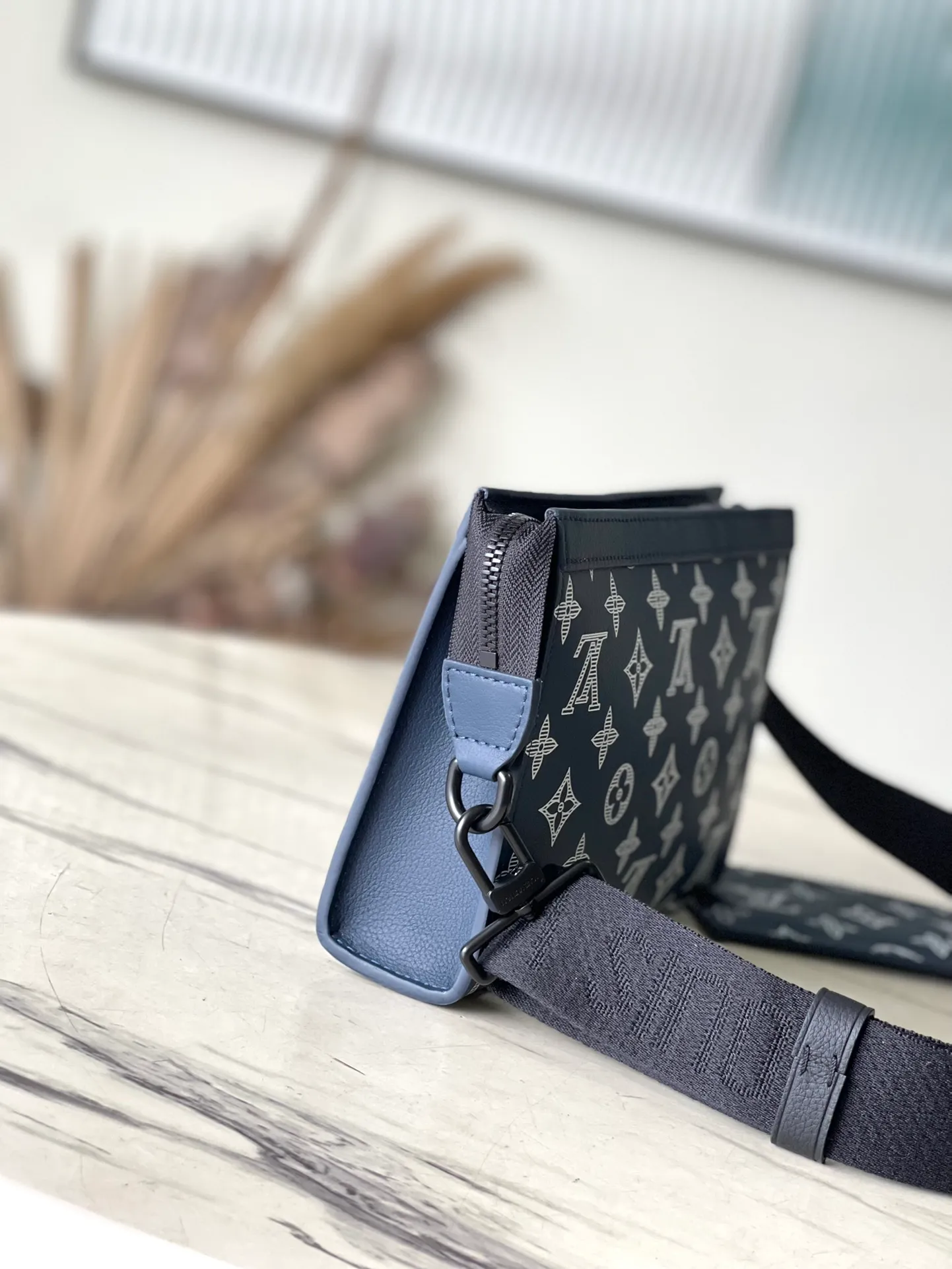 💰780 (top layer leather) top original order M83384 This Gaston mini handbag is made of Monogram Shadow cow leather, with a contrasting Monogram pattern to create a green urban style. The removable and adjustable fabric shoulder strap makes it easy to carry over the shoulder, and features a structured loop and removable card holder for contact-free payments. Dimensions: 22 × 14.5 × 4.5 cm