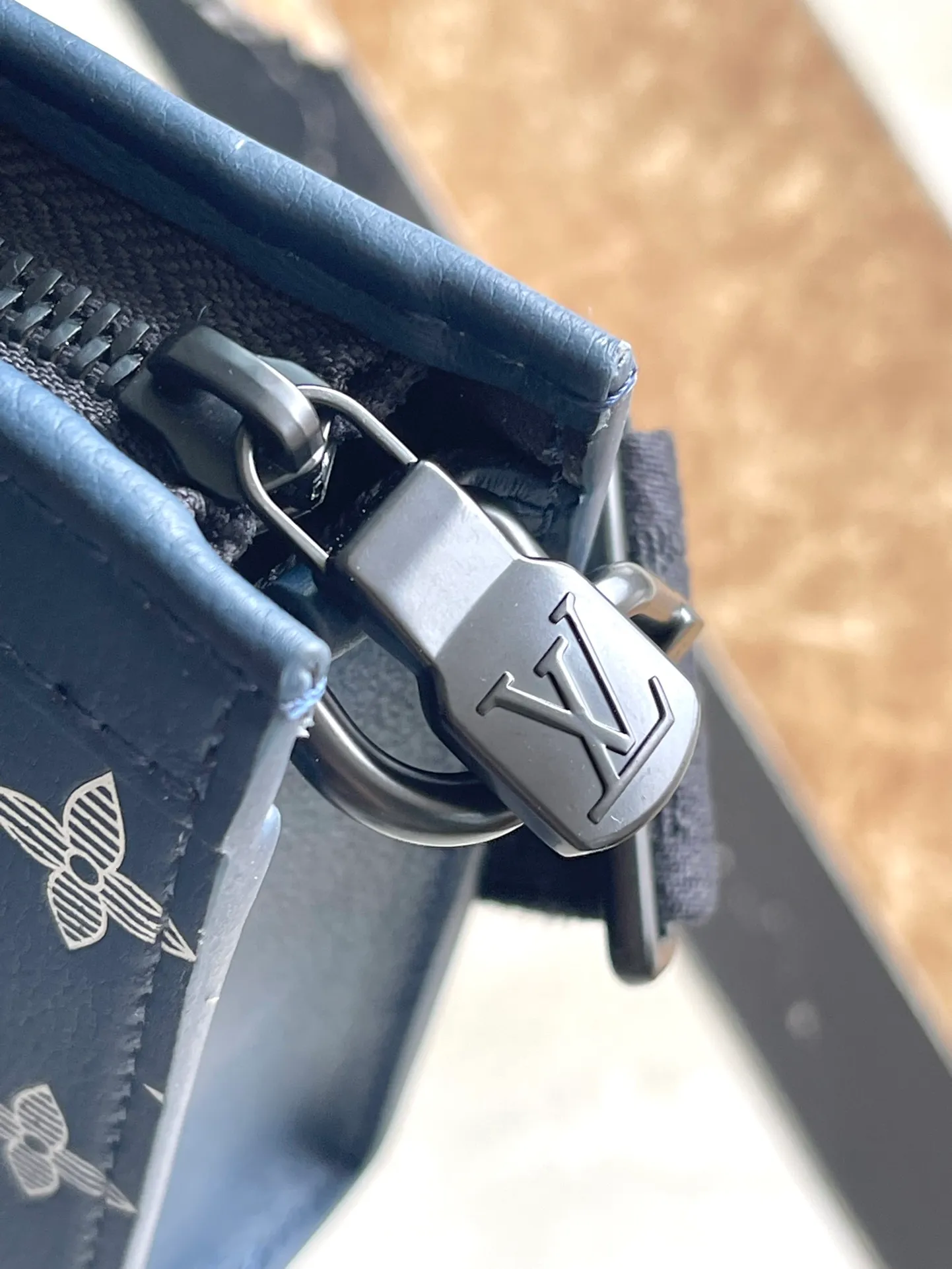 💰780 (top layer leather) top original order M83384 This Gaston mini handbag is made of Monogram Shadow cow leather, with a contrasting Monogram pattern to create a green urban style. The removable and adjustable fabric shoulder strap makes it easy to carry over the shoulder, and features a structured loop and removable card holder for contact-free payments. Dimensions: 22 × 14.5 × 4.5 cm