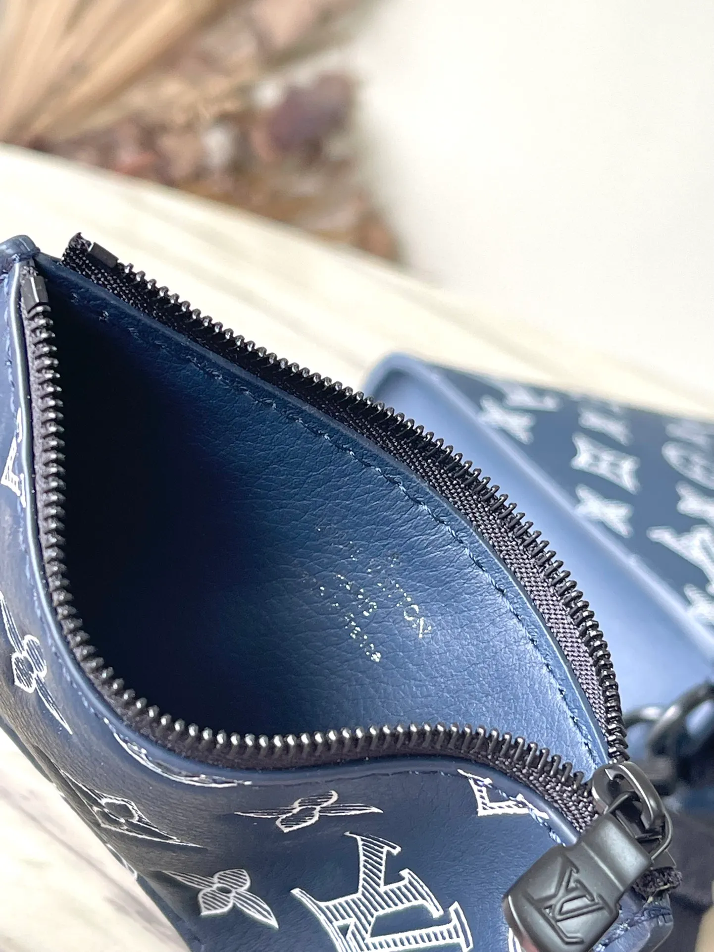 💰780 (top layer leather) top original order M83384 This Gaston mini handbag is made of Monogram Shadow cow leather, with a contrasting Monogram pattern to create a green urban style. The removable and adjustable fabric shoulder strap makes it easy to carry over the shoulder, and features a structured loop and removable card holder for contact-free payments. Dimensions: 22 × 14.5 × 4.5 cm