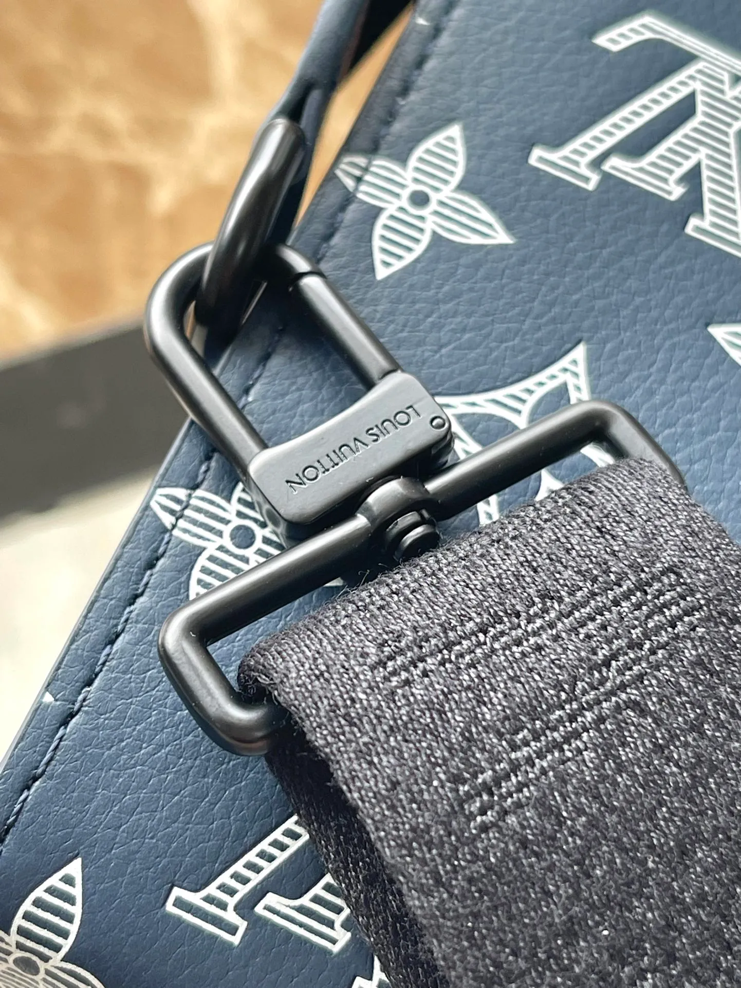💰780 (top layer leather) top original order M83384 This Gaston mini handbag is made of Monogram Shadow cow leather, with a contrasting Monogram pattern to create a green urban style. The removable and adjustable fabric shoulder strap makes it easy to carry over the shoulder, and features a structured loop and removable card holder for contact-free payments. Dimensions: 22 × 14.5 × 4.5 cm