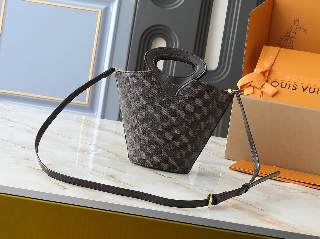💰240💰Upgraded from the original M14680. Nicolas Ghesquière presented the Rivage BB handbag at the 2025 spring and summer show. It is cut out of Monogram canvas in a bucket shape and reinterprets the Noctambule handbag launched by Louis Vuitton in 1999. The trunk-style handles, LV-engraved padlock and leather luggage tag add classic elements, and the shoulder strap makes it easy to carry cross-body. Dimensions: 12.0 x 18.0 x 7.0 cm (length x height x width)