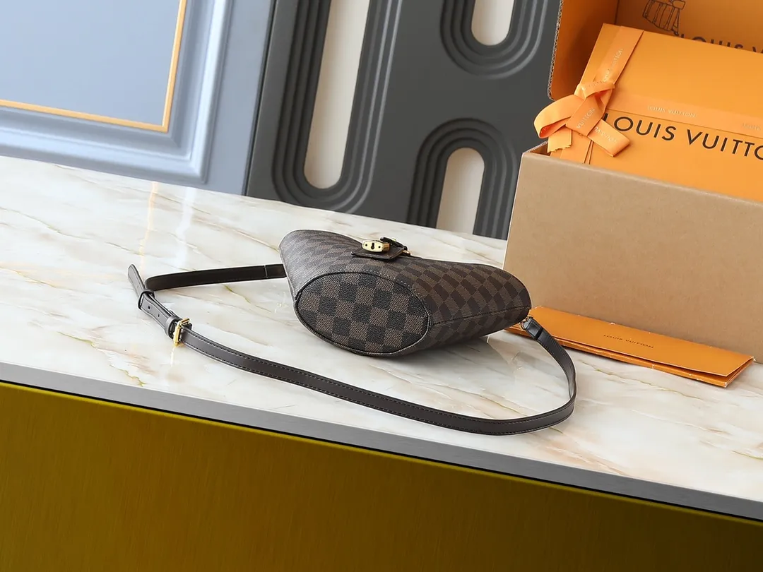 💰240💰Upgraded from the original M14680. Nicolas Ghesquière presented the Rivage BB handbag at the 2025 spring and summer show. It is cut out of Monogram canvas in a bucket shape and reinterprets the Noctambule handbag launched by Louis Vuitton in 1999. The trunk-style handles, LV-engraved padlock and leather luggage tag add classic elements, and the shoulder strap makes it easy to carry cross-body. Dimensions: 12.0 x 18.0 x 7.0 cm (length x height x width)