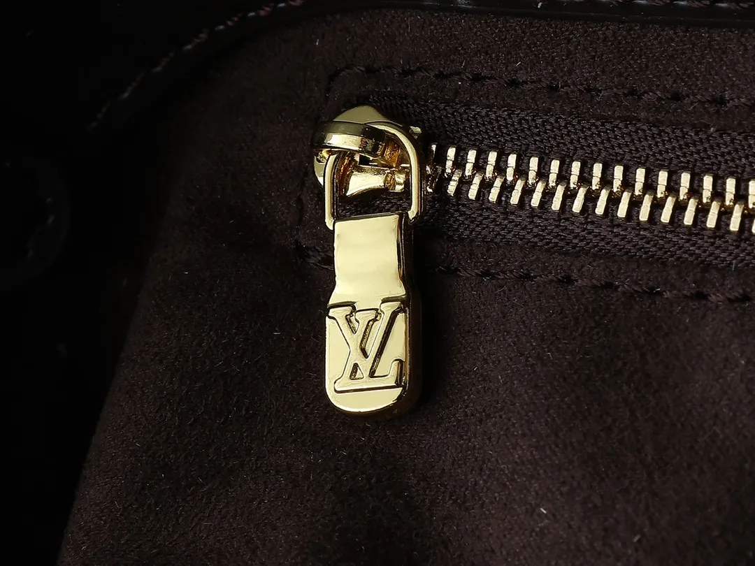 💰240💰Upgraded from the original M14680. Nicolas Ghesquière presented the Rivage BB handbag at the 2025 spring and summer show. It is cut out of Monogram canvas in a bucket shape and reinterprets the Noctambule handbag launched by Louis Vuitton in 1999. The trunk-style handles, LV-engraved padlock and leather luggage tag add classic elements, and the shoulder strap makes it easy to carry cross-body. Dimensions: 12.0 x 18.0 x 7.0 cm (length x height x width)