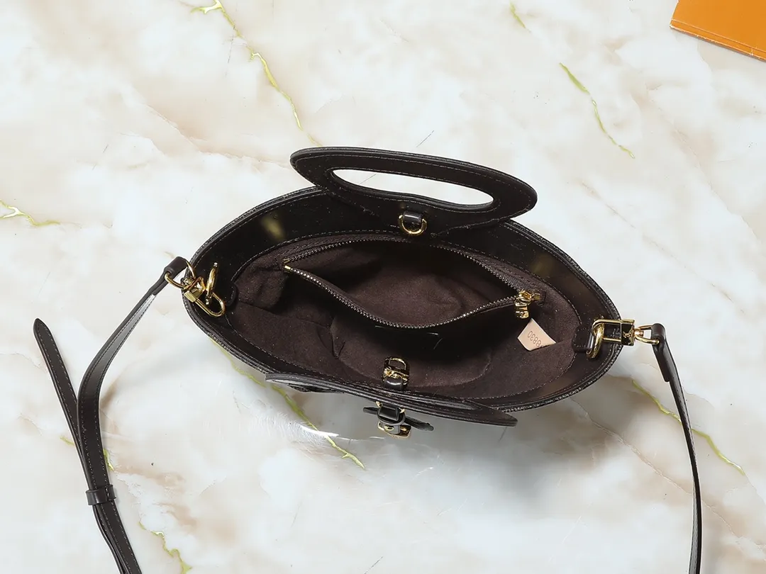 💰240💰Upgraded from the original M14680. Nicolas Ghesquière presented the Rivage BB handbag at the 2025 spring and summer show. It is cut out of Monogram canvas in a bucket shape and reinterprets the Noctambule handbag launched by Louis Vuitton in 1999. The trunk-style handles, LV-engraved padlock and leather luggage tag add classic elements, and the shoulder strap makes it easy to carry cross-body. Dimensions: 12.0 x 18.0 x 7.0 cm (length x height x width)