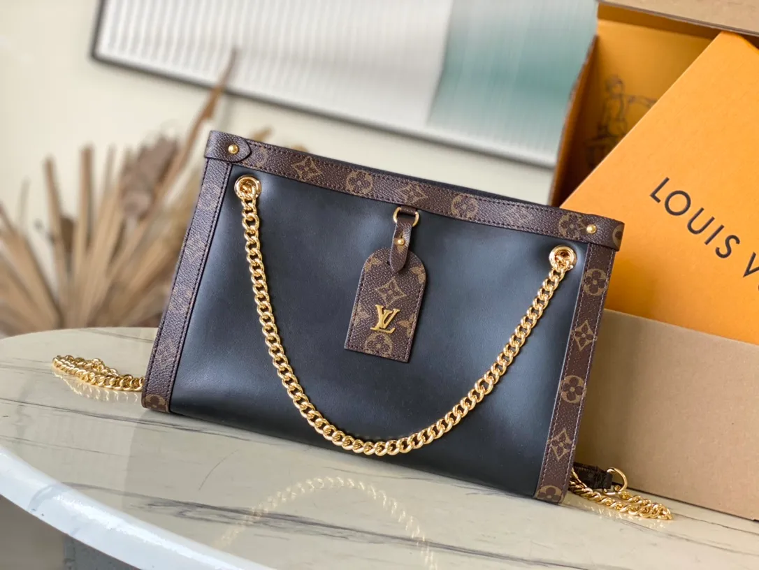 💰1100 Top original order M13140 The Nova small handbag is launched at the 2025 Cruise early spring show, which makes the graceful cow leather show a subtle mirror effect, combining both straightforward style and leisurely elegance. The LV nameplate and Monogram canvas trim add classic elements, and the dazzling sliding chain makes it easy to create a refined look. Dimensions: 31 × 20 × 9 cm