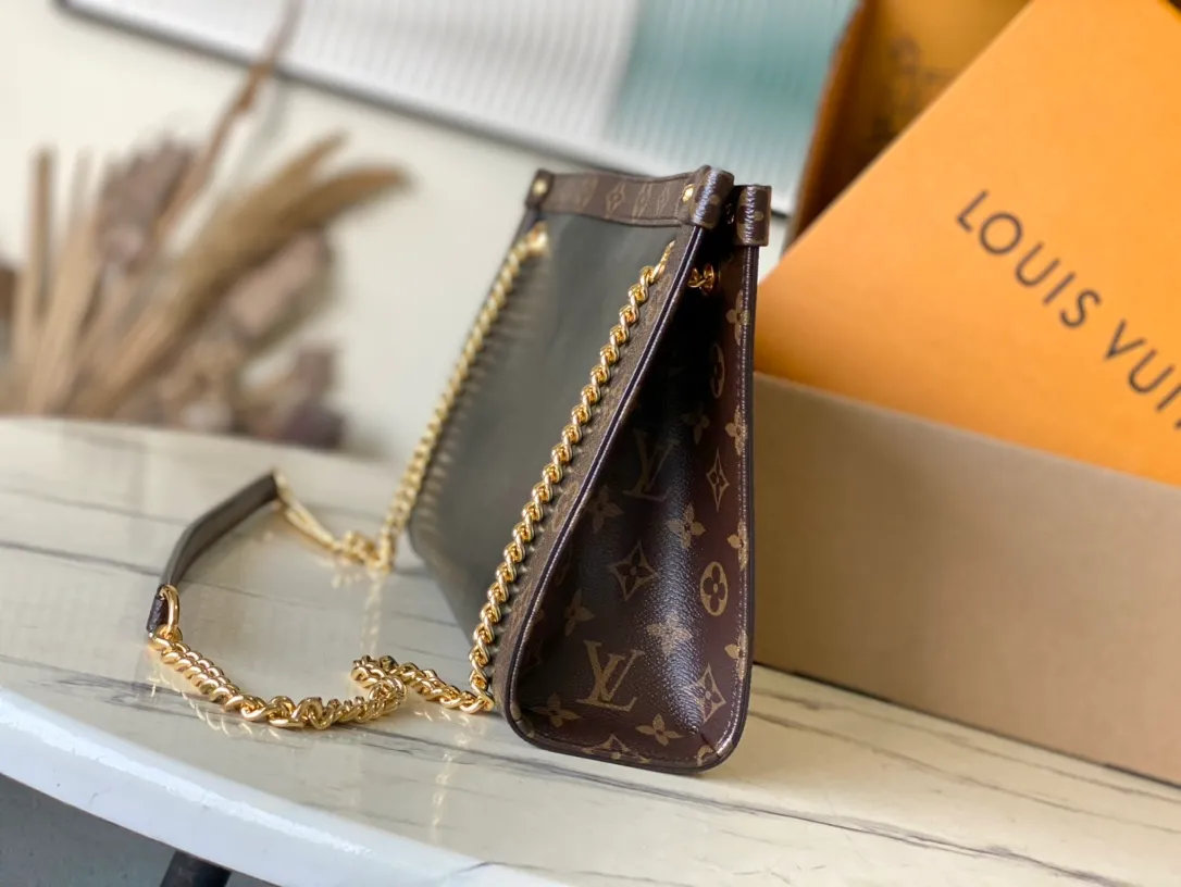 💰1100 Top original order M13140 The Nova small handbag is launched at the 2025 Cruise early spring show, which makes the graceful cow leather show a subtle mirror effect, combining both straightforward style and leisurely elegance. The LV nameplate and Monogram canvas trim add classic elements, and the dazzling sliding chain makes it easy to create a refined look. Dimensions: 31 × 20 × 9 cm
