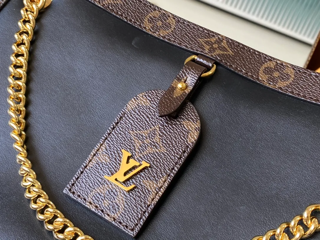 💰1100 Top original order M13140 The Nova small handbag is launched at the 2025 Cruise early spring show, which makes the graceful cow leather show a subtle mirror effect, combining both straightforward style and leisurely elegance. The LV nameplate and Monogram canvas trim add classic elements, and the dazzling sliding chain makes it easy to create a refined look. Dimensions: 31 × 20 × 9 cm