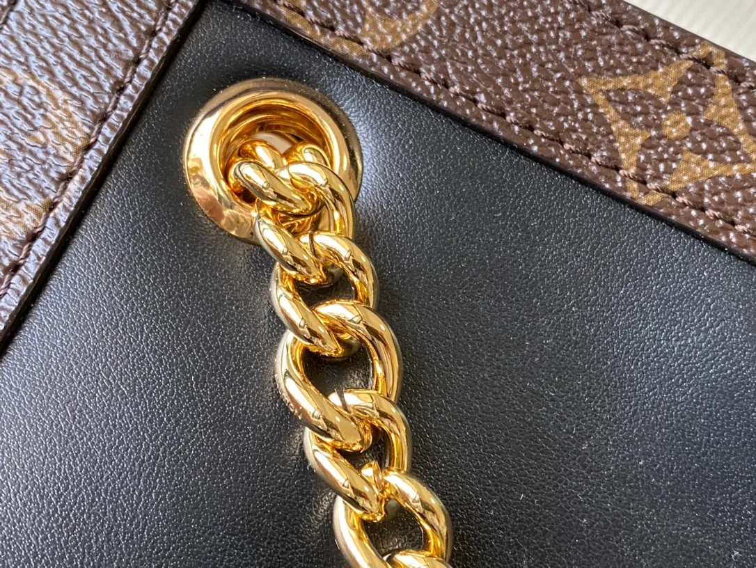 💰1100 Top original order M13140 The Nova small handbag is launched at the 2025 Cruise early spring show, which makes the graceful cow leather show a subtle mirror effect, combining both straightforward style and leisurely elegance. The LV nameplate and Monogram canvas trim add classic elements, and the dazzling sliding chain makes it easy to create a refined look. Dimensions: 31 × 20 × 9 cm
