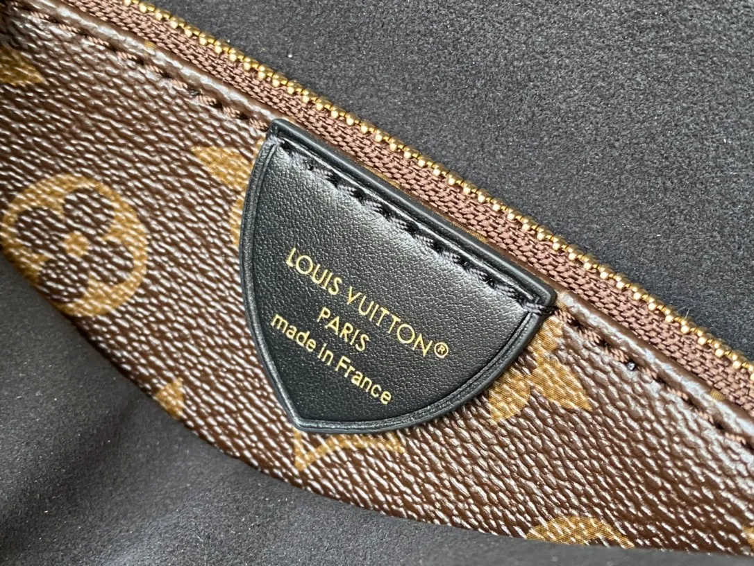 💰1100 Top original order M13140 The Nova small handbag is launched at the 2025 Cruise early spring show, which makes the graceful cow leather show a subtle mirror effect, combining both straightforward style and leisurely elegance. The LV nameplate and Monogram canvas trim add classic elements, and the dazzling sliding chain makes it easy to create a refined look. Dimensions: 31 × 20 × 9 cm