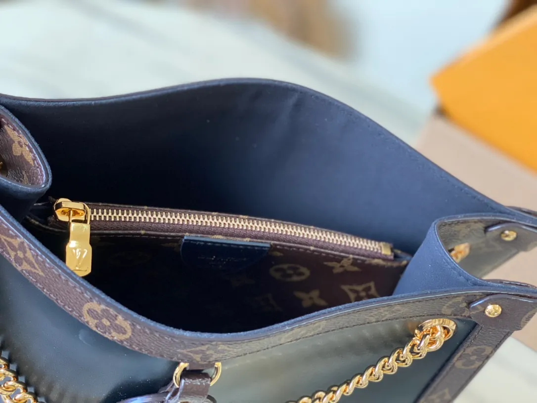 💰1100 Top original order M13140 The Nova small handbag is launched at the 2025 Cruise early spring show, which makes the graceful cow leather show a subtle mirror effect, combining both straightforward style and leisurely elegance. The LV nameplate and Monogram canvas trim add classic elements, and the dazzling sliding chain makes it easy to create a refined look. Dimensions: 31 × 20 × 9 cm