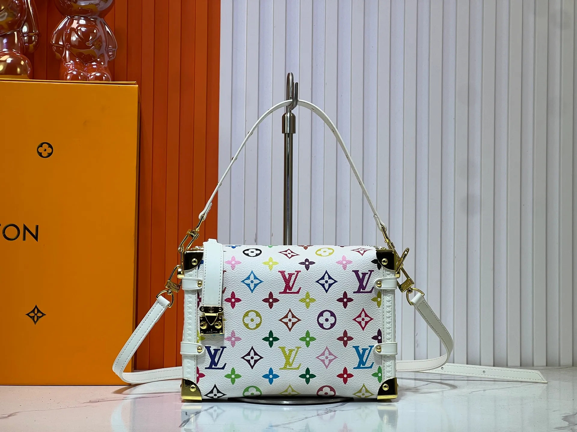 Batch 300💰M14046 M46358 Black Tricolor White Tricolor This Side Trunk medium handbag uses a humorous Monogram pattern to express the smart style of Louis Vuitton The square shape is a nod to the brand's classic luggage, and the removable studded handle and shoulder strap allow for flexible carrying. Size: 23.5x16x8.5cm