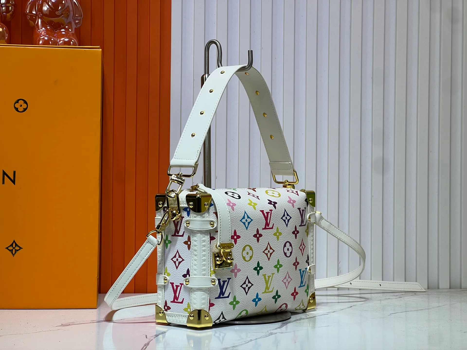 Batch 300💰M14046 M46358 Black Tricolor White Tricolor This Side Trunk medium handbag uses a humorous Monogram pattern to express the smart style of Louis Vuitton The square shape is a nod to the brand's classic luggage, and the removable studded handle and shoulder strap allow for flexible carrying. Size: 23.5x16x8.5cm