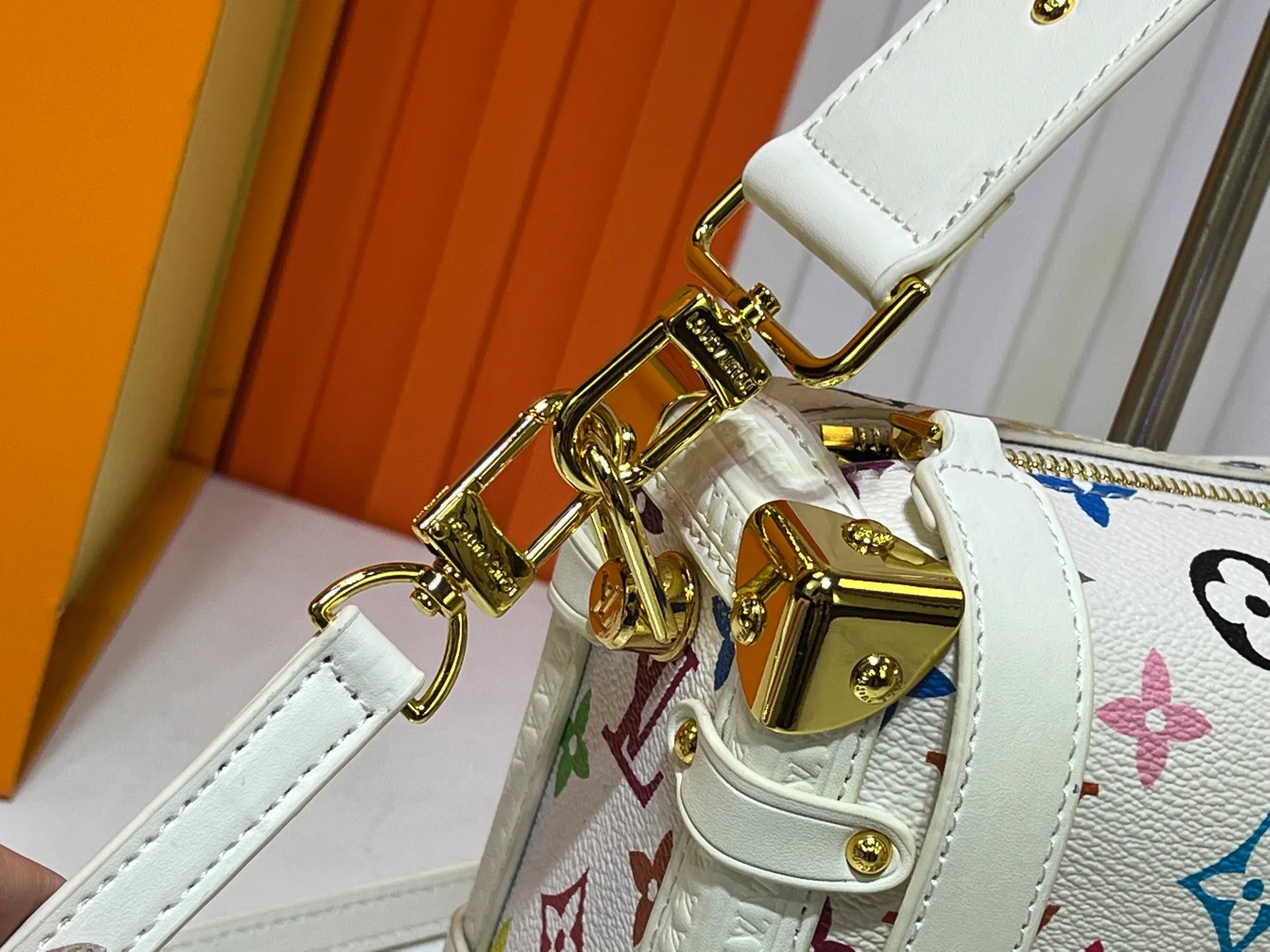 Batch 300💰M14046 M46358 Black Tricolor White Tricolor This Side Trunk medium handbag uses a humorous Monogram pattern to express the smart style of Louis Vuitton The square shape is a nod to the brand's classic luggage, and the removable studded handle and shoulder strap allow for flexible carrying. Size: 23.5x16x8.5cm