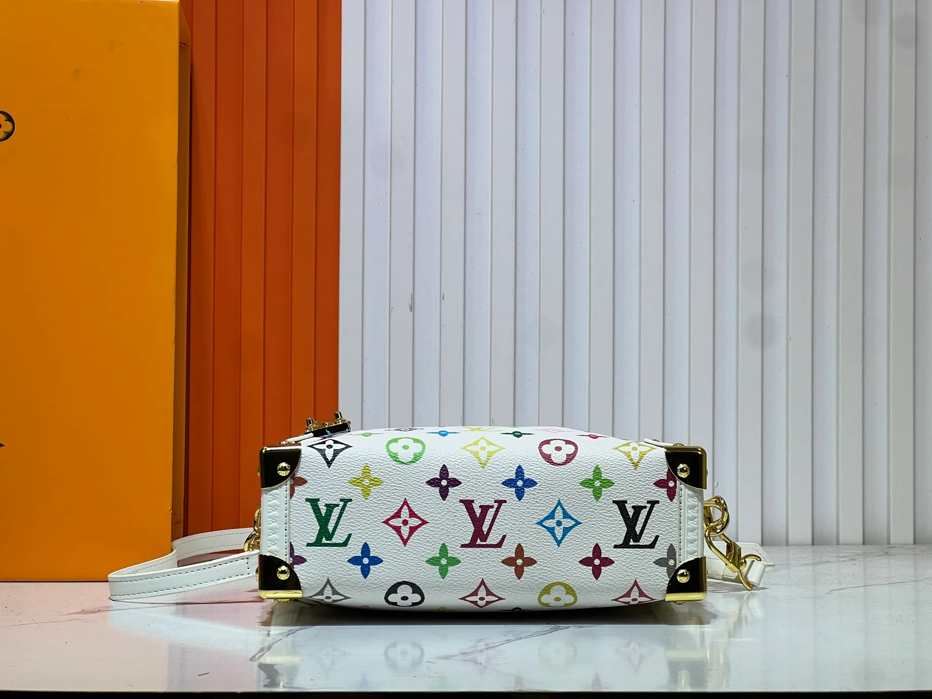 Batch 300💰M14046 M46358 Black Tricolor White Tricolor This Side Trunk medium handbag uses a humorous Monogram pattern to express the smart style of Louis Vuitton The square shape is a nod to the brand's classic luggage, and the removable studded handle and shoulder strap allow for flexible carrying. Size: 23.5x16x8.5cm