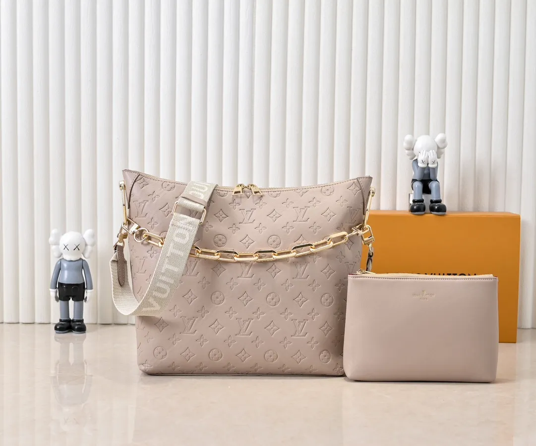 Batch 280💰Upgraded original M12068 M12071 M12072 This new Coussin series of hobo bags combines fashion and functionality, and combines the series’ iconic design elements. The bag is made of smooth cotton-paved leather and is embossed with the brand's Monogram pattern. The signature thick chain strap is accented with gold-tone hardware, while the wide detachable textile shoulder strap allows you to carry it in different ways. This versatile style is large enough to hold a laptop and features a removable zip pocket. Dimensions: 38x33x10 cm