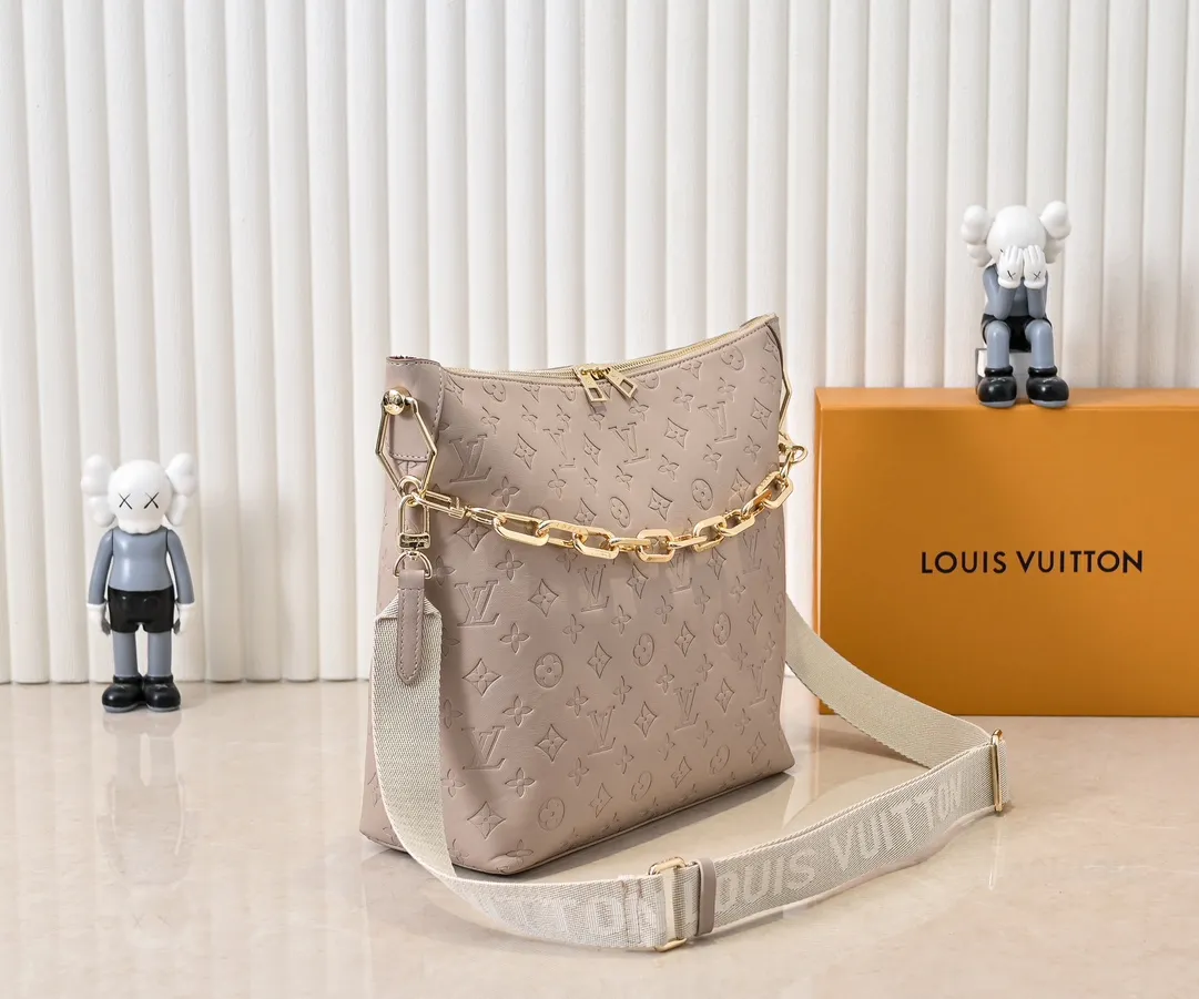 Batch 280💰Upgraded original M12068 M12071 M12072 This new Coussin series of hobo bags combines fashion and functionality, and combines the series’ iconic design elements. The bag is made of smooth cotton-paved leather and is embossed with the brand's Monogram pattern. The signature thick chain strap is accented with gold-tone hardware, while the wide detachable textile shoulder strap allows you to carry it in different ways. This versatile style is large enough to hold a laptop and features a removable zip pocket. Dimensions: 38x33x10 cm
