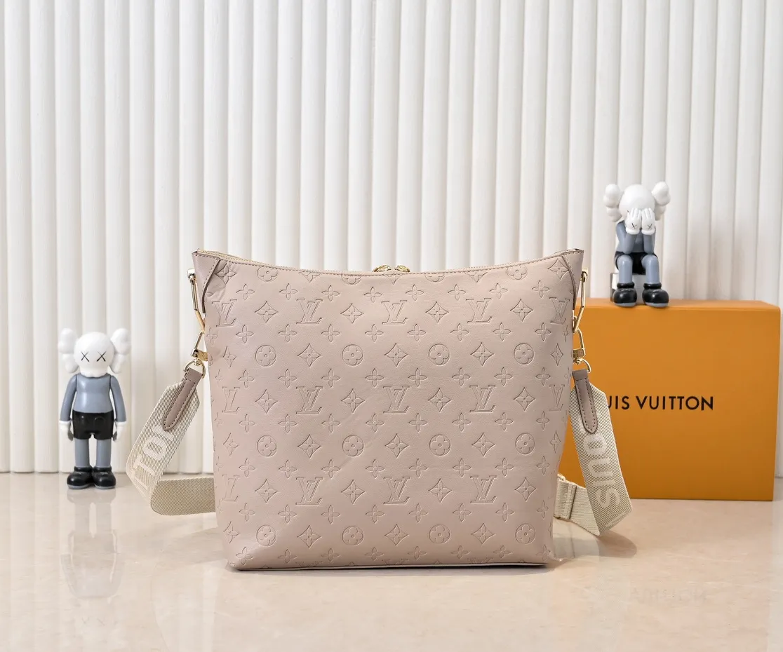 Batch 280💰Upgraded original M12068 M12071 M12072 This new Coussin series of hobo bags combines fashion and functionality, and combines the series’ iconic design elements. The bag is made of smooth cotton-paved leather and is embossed with the brand's Monogram pattern. The signature thick chain strap is accented with gold-tone hardware, while the wide detachable textile shoulder strap allows you to carry it in different ways. This versatile style is large enough to hold a laptop and features a removable zip pocket. Dimensions: 38x33x10 cm