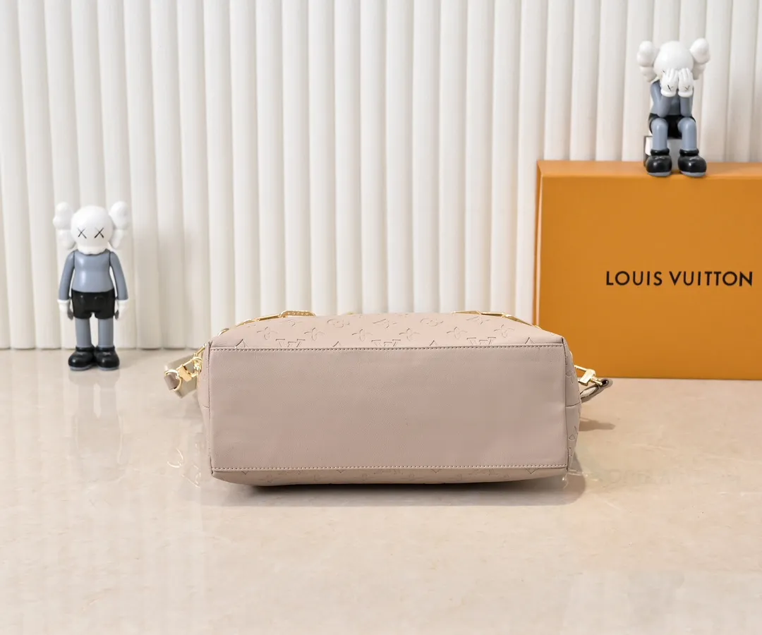 Batch 280💰Upgraded original M12068 M12071 M12072 This new Coussin series of hobo bags combines fashion and functionality, and combines the series’ iconic design elements. The bag is made of smooth cotton-paved leather and is embossed with the brand's Monogram pattern. The signature thick chain strap is accented with gold-tone hardware, while the wide detachable textile shoulder strap allows you to carry it in different ways. This versatile style is large enough to hold a laptop and features a removable zip pocket. Dimensions: 38x33x10 cm