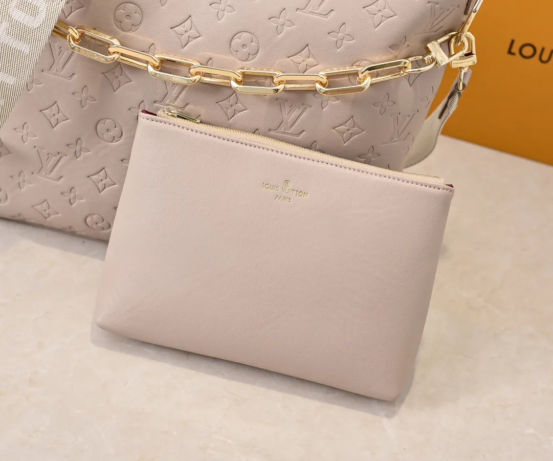 Batch 280💰Upgraded original M12068 M12071 M12072 This new Coussin series of hobo bags combines fashion and functionality, and combines the series’ iconic design elements. The bag is made of smooth cotton-paved leather and is embossed with the brand's Monogram pattern. The signature thick chain strap is accented with gold-tone hardware, while the wide detachable textile shoulder strap allows you to carry it in different ways. This versatile style is large enough to hold a laptop and features a removable zip pocket. Dimensions: 38x33x10 cm