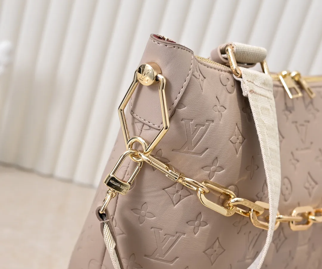 Batch 280💰Upgraded original M12068 M12071 M12072 This new Coussin series of hobo bags combines fashion and functionality, and combines the series’ iconic design elements. The bag is made of smooth cotton-paved leather and is embossed with the brand's Monogram pattern. The signature thick chain strap is accented with gold-tone hardware, while the wide detachable textile shoulder strap allows you to carry it in different ways. This versatile style is large enough to hold a laptop and features a removable zip pocket. Dimensions: 38x33x10 cm