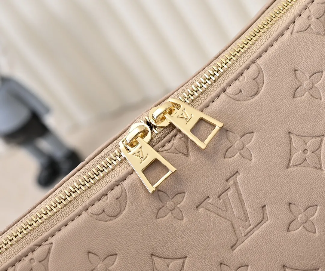 Batch 280💰Upgraded original M12068 M12071 M12072 This new Coussin series of hobo bags combines fashion and functionality, and combines the series’ iconic design elements. The bag is made of smooth cotton-paved leather and is embossed with the brand's Monogram pattern. The signature thick chain strap is accented with gold-tone hardware, while the wide detachable textile shoulder strap allows you to carry it in different ways. This versatile style is large enough to hold a laptop and features a removable zip pocket. Dimensions: 38x33x10 cm
