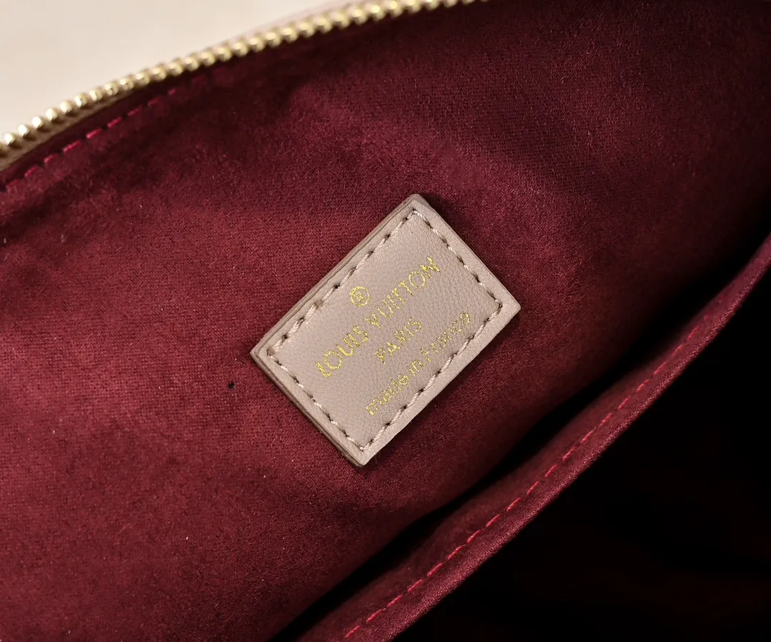 Batch 280💰Upgraded original M12068 M12071 M12072 This new Coussin series of hobo bags combines fashion and functionality, and combines the series’ iconic design elements. The bag is made of smooth cotton-paved leather and is embossed with the brand's Monogram pattern. The signature thick chain strap is accented with gold-tone hardware, while the wide detachable textile shoulder strap allows you to carry it in different ways. This versatile style is large enough to hold a laptop and features a removable zip pocket. Dimensions: 38x33x10 cm