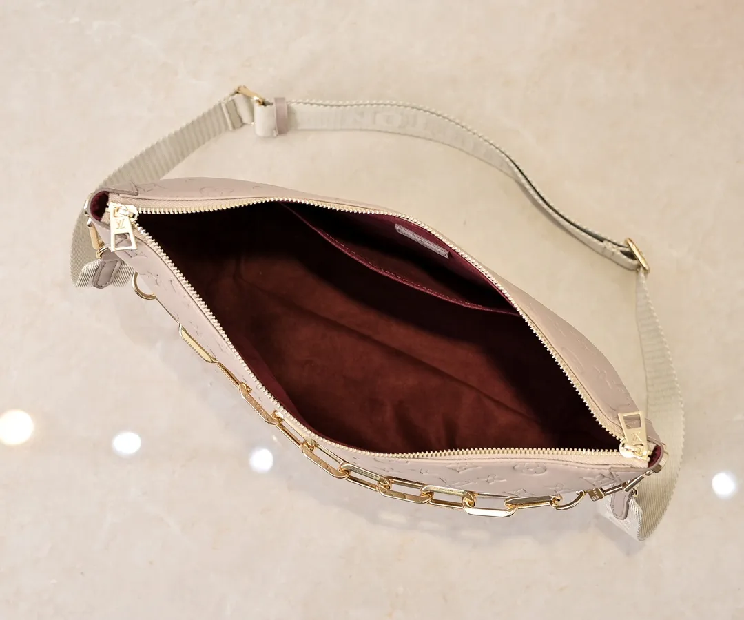 Batch 280💰Upgraded original M12068 M12071 M12072 This new Coussin series of hobo bags combines fashion and functionality, and combines the series’ iconic design elements. The bag is made of smooth cotton-paved leather and is embossed with the brand's Monogram pattern. The signature thick chain strap is accented with gold-tone hardware, while the wide detachable textile shoulder strap allows you to carry it in different ways. This versatile style is large enough to hold a laptop and features a removable zip pocket. Dimensions: 38x33x10 cm